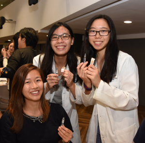 130 medical and nursing students assisted in injecting quadrivalent inactivated influenza vaccines with each other, with the objective of protecting healthcare workers from virus infection and preventing the spread of influenza within hospitals.
