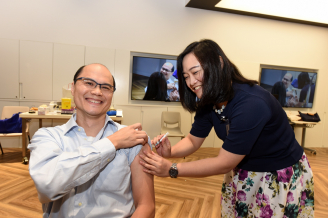 Dr Gordon Wong Tin-chun, Clinical Assistant Professor of Department of Anaesthesiology and Assistant Dean (Student & Trainee Affairs), Li Ka Shing Faculty of Medicine, HKU received the influenza vaccine by Dr Janet Wong, Assistant Professor, School of Nursing, Li Ka Shing Faculty of Medicine, HKU.