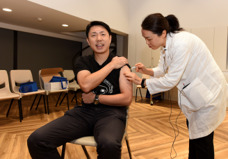 Professor Ivan Hung Fan-ngai, Clinical Professor of Department of Medicine and Assistant Dean (Clinical Curriculum and Assessment), Li Ka Shing Faculty of Medicine, HKU, received the influenza vaccine at the ceremony, and also oversaw the entire process of students receiving influenza vaccination.