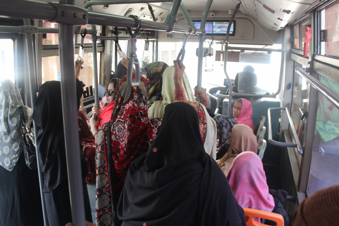 巴基斯坦首府拉合爾公共汽車上的女乘客專用車廂是解決女性交通運輸問題的其中一種辦法 。（照片來源：Dr Muhammad Adeel)
