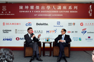 香港大學專業進修學院董事局主席陳坤耀教授（右）主持答問環節，由葛霖男爵（左）回應來賓提問。
