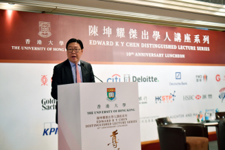 香港大學經濟及工商管理學院名譽教授馬時亨教授介紹講者。