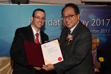 Dr Giulio Chiribella and Professor Lap-Chee Tsui, President of the Academy of Sciences of Hong Kong