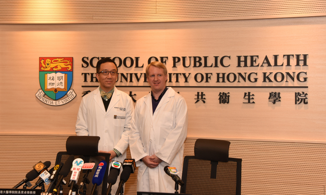 香港大學李嘉誠醫學院院長梁卓偉教授（左）及公共衞生學院流行病和生物統計學分部主任高本恩教授分析近兩個月流感數據，證實注射流感疫苗對預防流感是顯著有效的。