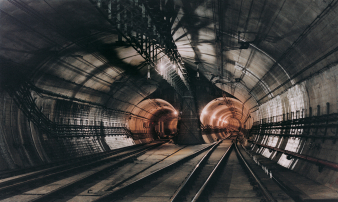 隧道中的路軌分叉，1979年 ©Heather Coulson