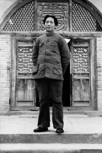 站在抗日軍政大學門前的毛澤東。