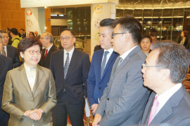 Dr Miles Wen introduces the latest AI development to Mrs Carrie Lam, Chief Executive of HKSAR. 