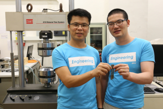 機械工程系黃明欣博士(左)及何斌斌博士展示「超級鋼」可被延伸的幅度(港大資料照片）