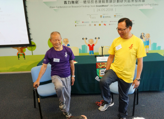 oF®ܻS (D) ڽ̾ (D) ָʾ\ʽ Mr Wong (Left), Service Recipient of GrandMove® demonstrated exercise moves under the supervision of Mr Ng (Right), Exercise Coach.