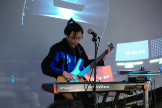 音樂製作人M.Du在啟用揭幕典禮上表演自創的電子音樂。
