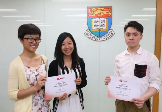 (左起) 2017-18滙豐香港獎學金得奬者何晰然、梁倚汶及謝易庭。
