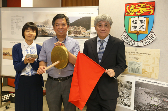 Ir Dr Poon Sun Wah (right) and research team members Ir Man Ka Fai and Dr Deng Ying, holding a blast flag and gong used for warning before undergoing blasting work in quarries in old times. 