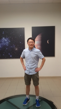 Dr Xuan Fang poses during an academic visit to the Instituto de Astrofisica de Andalucia (IAA-CSIC, Granada, Spain) in 2017, when the data of planetary nebula HuBi 1 was analyzed and intensively discussed.
