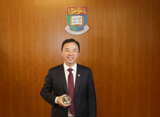 Professor Xiang Zhang, President and Vice-Chancellor of the University of Hong Kong, receives the prestigeous Eringen Medal from the Society of Engineering Science
