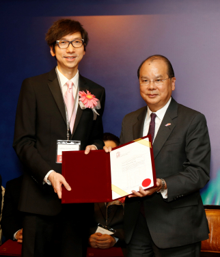 The Honorable Mr. Matthew Cheung Kin-Chung (Chief Secretary of the HKSAR Government) presents the Croucher Senior Medical Research Fellowship 2019 to Professor Sydney Tang Chi-wai (Chair of Renal Medicine and Yu Professor in Nephrology, Department of Medicine, LKS Faculty of Medicine, HKU).