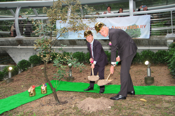 港大校長張翔教授及理學院院長艾宏思教授正栽種象徵80周年的橡樹。