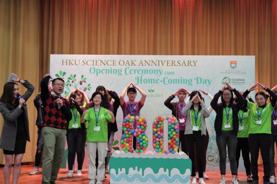 Students demonstrating “HKU Cheers” to generations of alumni, recalling their fond memories of the good old days.