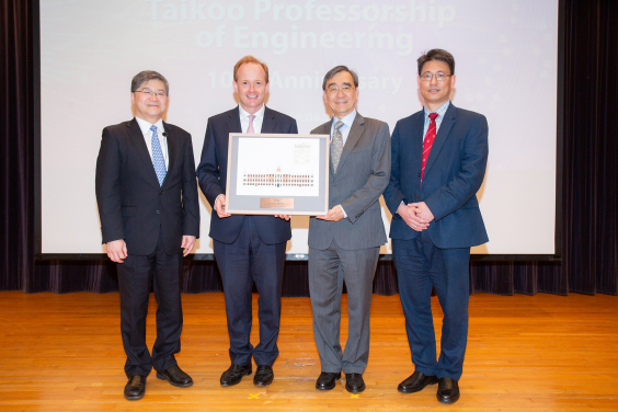 Souvenir presentation: (left to right) Norman Tien, Taikoo Professor of Engineering; Mr Merlin Swire, Chairman of John Swire & Sons (H.K.) Limited; Professor Richard Wong Yue-Chim, Provost & Deputy Vice-Chancellor of HKU; Professor Christopher Chao Yu-Hang, Dean of Engineering, HKU.
The souvenir is a 2019 illustration of the Main Building which was completed in 1911.