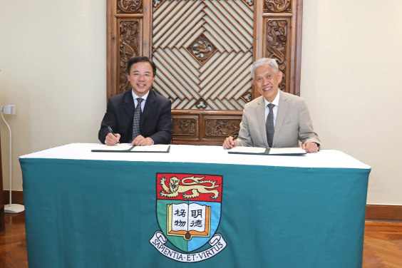 Mr Tin Hing Sin, Chairman of the Tin Ka Ping Foundation (right), signs the donation agreement with HKU President and Vice-Chancellor Professor Xiang Zhang (left).