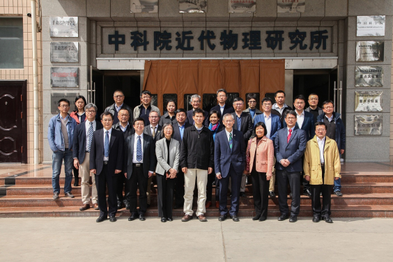陸錦標教授（後排中間位置）與香港大學成員今年早前到蘭州訪問中科院近代物理研究所