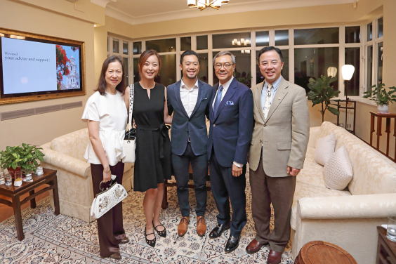 The Shum’s family shared the joy with Professor Xiang Zhang at the donation ceremony.