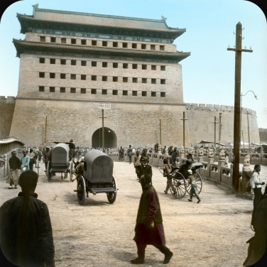 正陽門（前門）城樓前的交通狀況
德索‧博佐奇  北京  1908年
© 布達佩斯費倫茨霍普亞洲美術博物館 2020