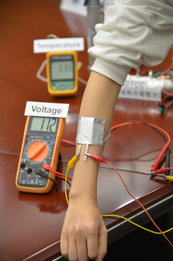 貼在身體上直接熱充電電池，可為可戴的智能科技產品供電，用作醫療監測用途。