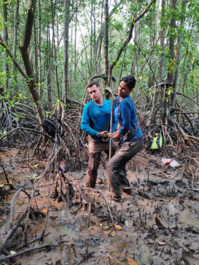圖 1. Nicole Khan 博士（右）和同事正檢查紅樹林的生長情況。（圖片來源：Nicole Khan）