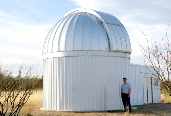 Thomas G Kaye拍於美國亞利桑那州東南部的Raemor Vista觀測站旁。該望遠鏡為新發現的天文物體提供快速響應的光學追踪，目前已升級至1.1米。圖片提供：Thomas G Kaye。