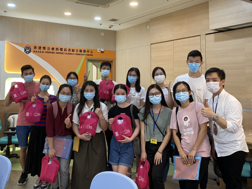 HKU Student volunteers visit elderly center
 