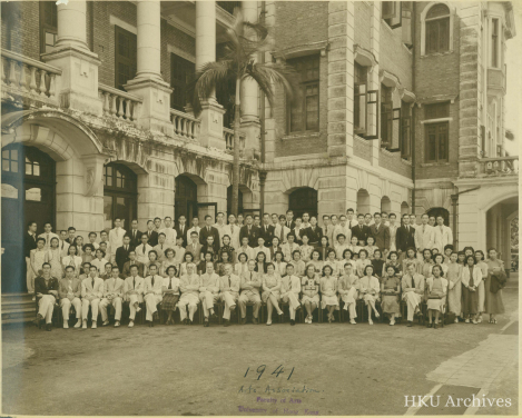 香港大學文學院師生1941年秋季在本部大樓前的大合照
圖片來源：香港大學檔案館，香港大學