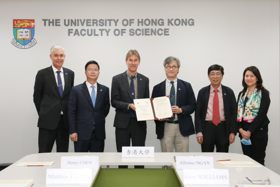 Representatives from LOCPG and HKU
From the left - Professor Matthew EVANS, Dean of Faculty of Science, HKU; Dr CHEN Heng, Director of the Department of Educational, Scientific and Technological Affairs of the LOCPG; Professor Gray WILLIAMS, Director of SWIMS, HKU; Professor Alfonso NGAN, Acting Vice-President and Pro-Chancellor (Research), HKU; Professor CHE Chi Ming, Chair Professor and Zhou Guangzhao Professorship in Natural Sciences of Research Division for Chemistry, HKU; Ms Winnie LAI, Deputy Director of China Affairs, HKU.
 
