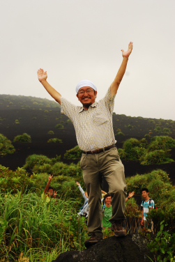 東邦大學長谷川雅美教授到訪伊豆大島。（圖片提供: Félix Landry Yuan）