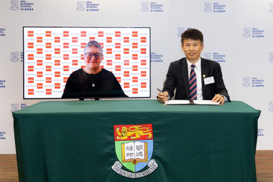 ACCA全球總裁白容 (Helen Brand OBE)（左）及港大經管學院院長蔡洪濱教授（右）於今日簽署合作備忘錄。
 