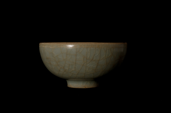 Bowl
Southern Song dynasty (1127–1279 CE)
Stoneware with crackled celadon glaze
HKU.C.1990.0931