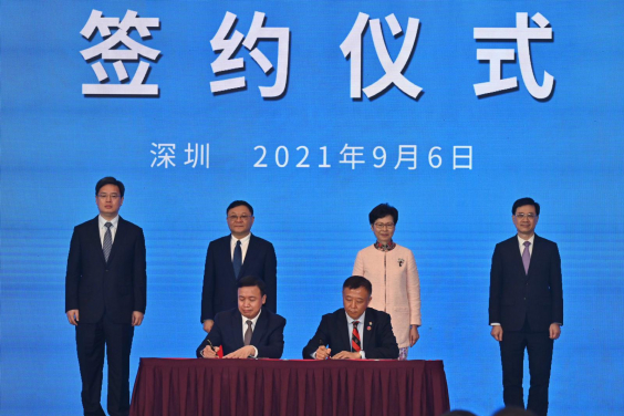  (Left) Mr Zheng Hongbo, Vice Mayor of Shenzhen and (right) HKU Vice-President and Pro-Vice-Chancellor (Academic Development) Professor Gong Peng represent the two parties respectively in the MoU signing.
 