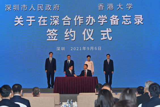  (Left) Mr Zheng Hongbo, Vice Mayor of Shenzhen and (right) HKU Vice-President and Pro-Vice-Chancellor (Academic Development) Professor Gong Peng represent the two parties respectively in the MoU signing.