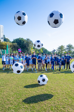 主禮嘉賓踢起巨型吹氣足球，為慶祝港大牙醫學院40周年連串慶祝揭開序幕