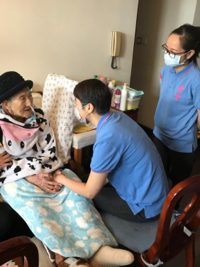 The service team visited Ellen’s mom to provide care during COVID-19