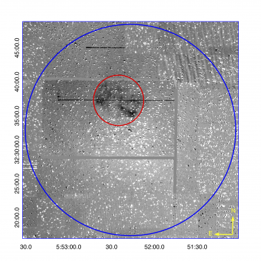 圖1. 以M 37（NGC 2099）為中心的增強對比度的30x30弧分尺寸的IPHAS（Drew等人，2005年）商圖。直徑為445弧秒（該星雲長軸程度）的紅色圓圈圈出部分為該低表面亮度、呈雙極形態的行星狀星雲（IPHASX J055226.2+323724），藍色圓圈表示星團的完整延伸長度（30弧分）。該星雲座落於星團的潮汐半徑內並且其藍核心幾乎完美地位於星雲的幾何中心。從文獻中可知該星雲核心本身的大小僅約為280弧秒。
 