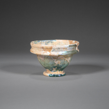 碗
吹製加工玻璃
羅馬帝國（公元一世紀）
或中國（唐代（公元618年至906年）
或遼代（公元907年至1125年））
松隱閣惠贈
HKU.M.2022.2615