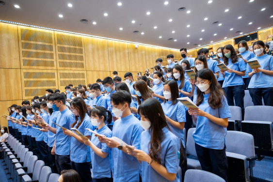 70名牙醫本科三年級學生宣誓。