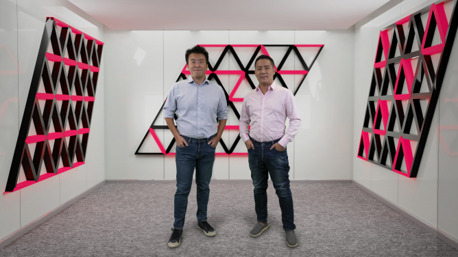 Figure 1. Research Assistant Professor Zheng YAN (on the right) and Associate Professor Zi Yang MENG from HKU Department of Physics standing in the imaginary space decorated with the novel quantum states they discovered. The HKU Physics team and their collaborators designed a soft-constrained model to describe the programmable quantum simulator and predict the novel entangled states on it. The research work has been published in Nature Communications recently.<p> 