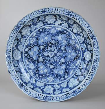 Dish
Yuan dynasty, 14th century, Jingdezhen
Porcelain with underglaze-blue decoration
Diam. 47 cm