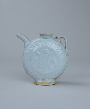 Ewer
Yuan dynasty, 14th century, Jingdezhen
Porcelain with qingbai glaze and moulded decoration
H. 8 cm