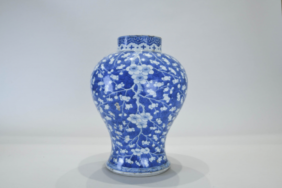 Vase
Qing dynasty, Kangxi period (1662–1722)
Jingdezhen, China
Porcelain with underglaze blue
H. 33.5 cm, D. 25.5 cm
HKU.C.1954.0124
