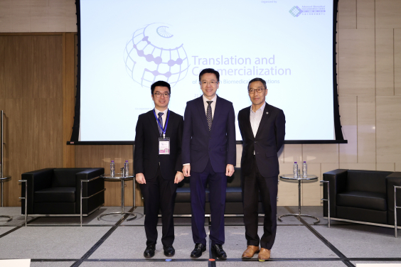 （左起）先進生物醫學儀器中心總監岑浩璋教授、創新科技及工業局局長孫東教授、香港科技園行政總裁黃克強先生