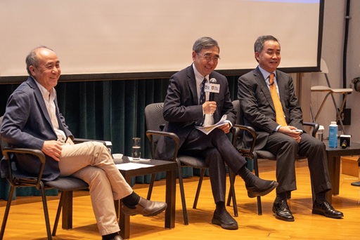 (2nd to 3rd from left) Professor Richard Wong and Professor Zhiwu Chen exchange their views. The discussion is moderated by Professor Xiaodong Zhu, Area Head of Economics, HKU Business School (1st from left).