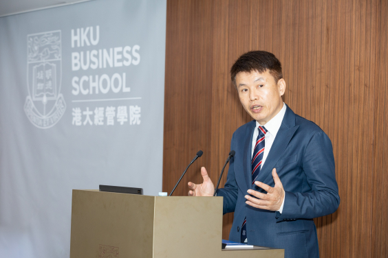 圖2：港大經管學院院長兼經濟學講座教授蔡洪濱教授致歡迎辭。
 