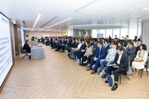 圖7：講座於香港大學創立方舉行，吸引百多位商界領袖、傑出學者、校友和學生出席。